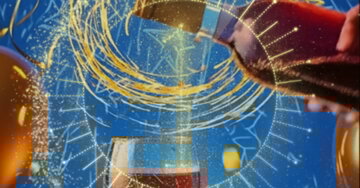 Postal virtual grátis com uma taça de vinho, balões dourados e pretos, confetes e a mensagem 'Muitas Felicidades!' escrita em letras douradas e brilhantes.