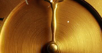 Animação de um relógio dourado ornamentado em contagem regressiva para a meia-noite, culminando com confetes e a frase 'Feliz Ano Novo'.