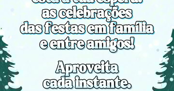 Cartão animado grátis de Boas Festas com um coelho branco e fofo a brincar numa floresta nevada, junto a um trenó com presentes.