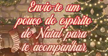 Gato ruivo a dormir serenamente numa almofada de malha, usando pequenas meias de Natal. Ao fundo, uma lareira acesa e uma árvore de Natal iluminada.