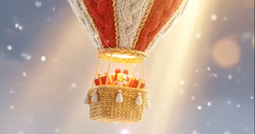 Carte animée vœux originaux avec montgolfière rouge et or survolant des nuages dorés au coucher du soleil