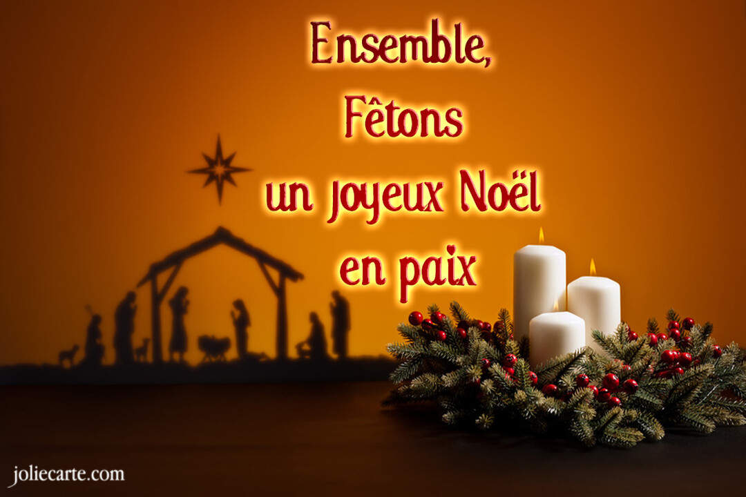 Sur un fond orangé, une silhouette de la Nativité est éclairée par trois bougies blanches posées sur une couronne de l'Avent.