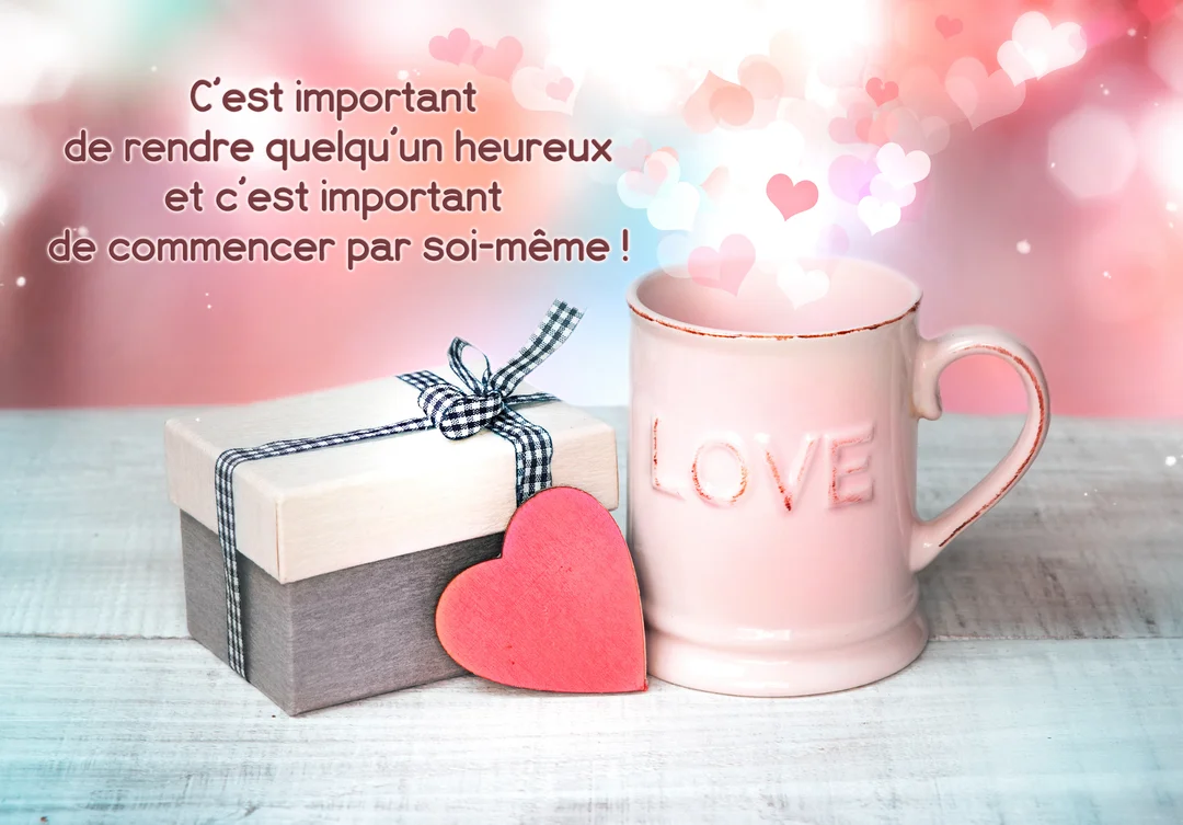 Une composition romantique avec une tasse rose 'Love', une boîte cadeau et un cœur en bois, posés sur une table sur fond de bokeh rose.