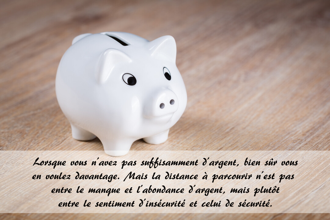 Une photographie d'une tirelire-cochon en céramique blanche, vue de trois-quarts, posée sur un fond en bois clair avec un texte superposé.