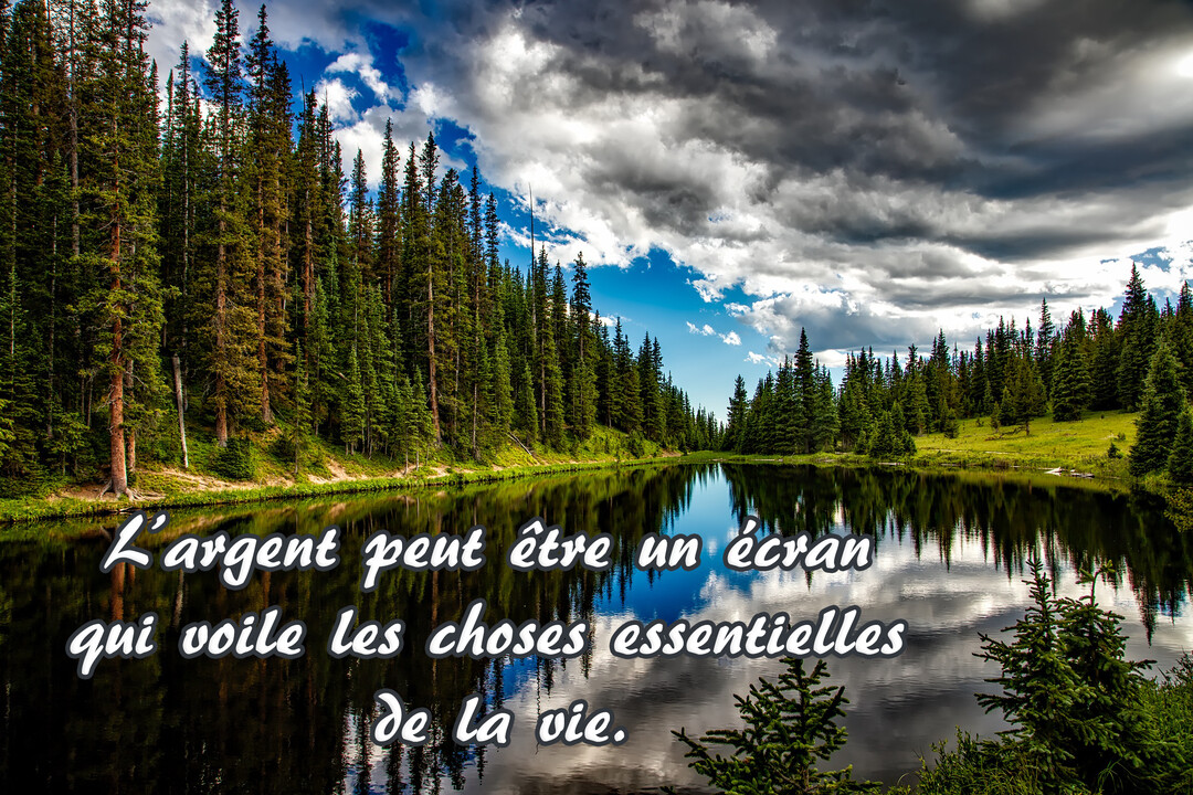 Un paisible lac de montagne bordé d'une dense forêt de sapins, sous un ciel nuageux, avec une citation sur l'argent superposée.