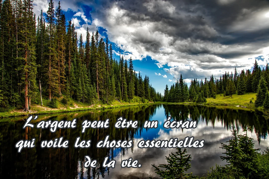 Un paisible lac de montagne bordé d'une dense forêt de sapins, sous un ciel nuageux, avec une citation sur l'argent superposée.