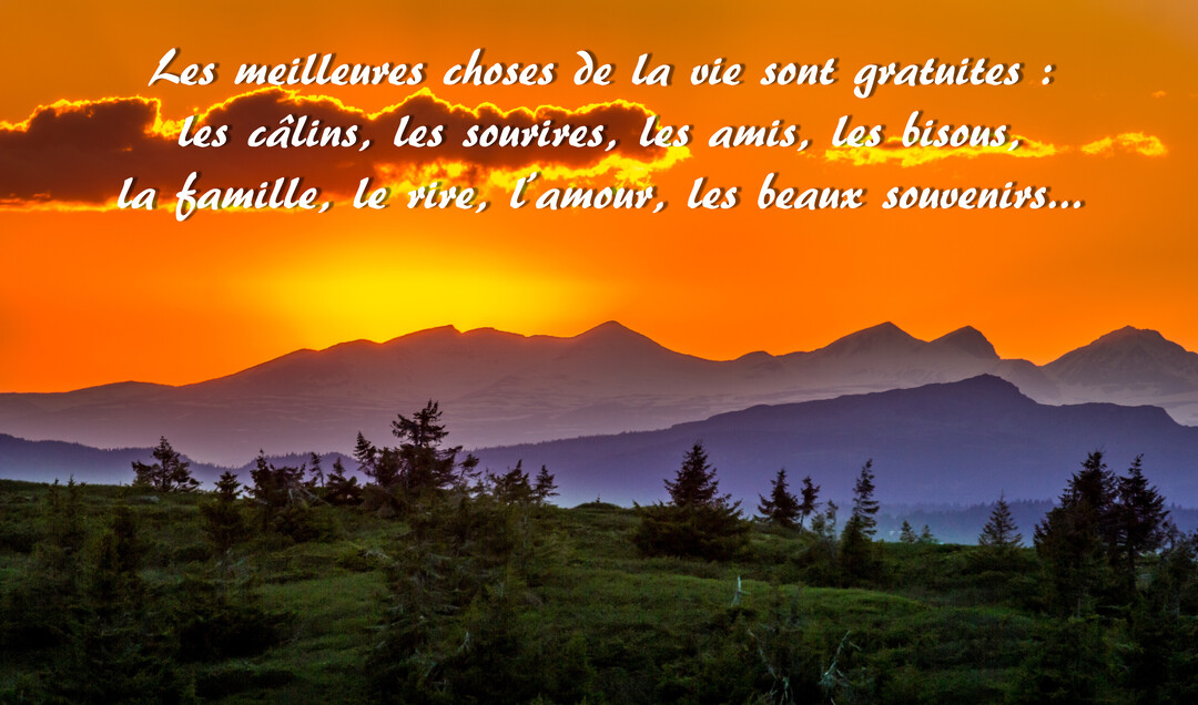 Un paysage de montagnes se découpant sur un ciel orangé au coucher du soleil, illustrant une citation poétique sur les joies simples de la vie.
