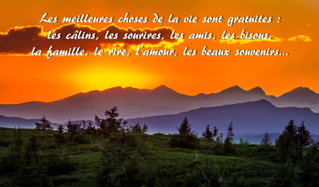 Un paysage de montagnes se découpant sur un ciel orangé au coucher du soleil, illustrant une citation poétique sur les joies simples de la vie.