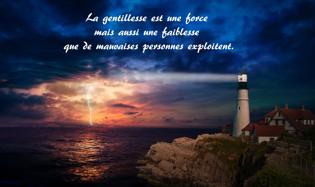 Un phare blanc sur une falaise rocheuse projette sa lumière sur une mer agitée sous un ciel d'orage nocturne avec des éclairs.