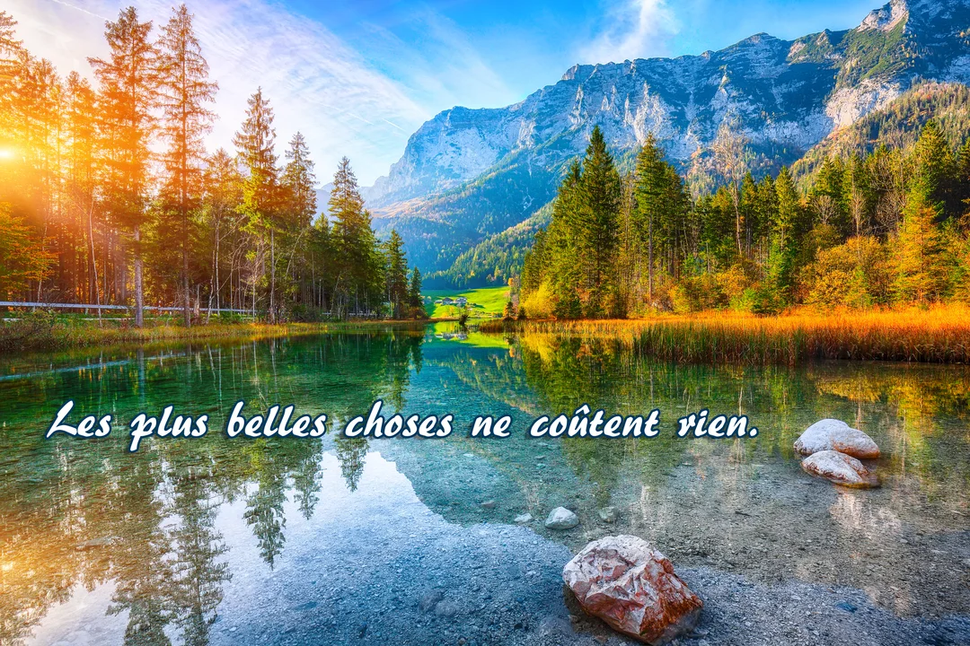 Un paysage alpin ensoleillé se reflète dans un lac cristallin, avec une citation philosophique sur la valeur des choses simples de la vie.