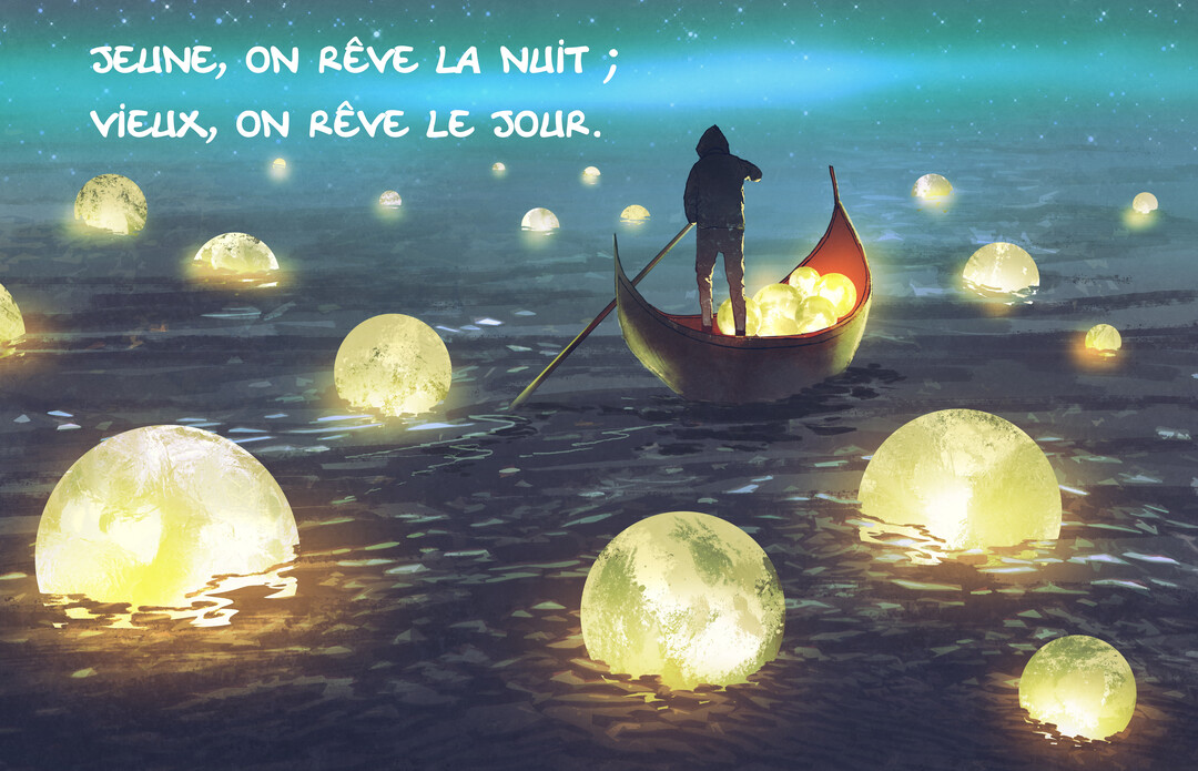 Un personnage encapuchonné se tient sur une gondole, ramant sur une mer sombre où flottent des lunes lumineuses sous un ciel étoilé.