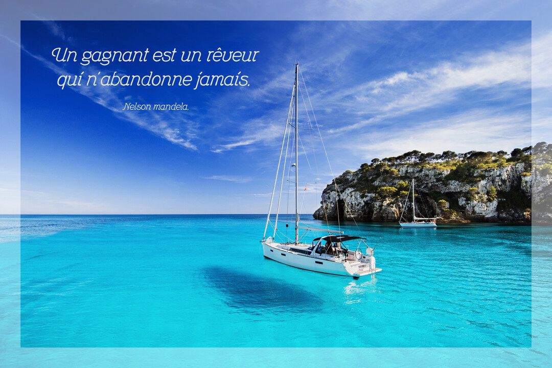 Un voilier blanc est ancré dans une mer turquoise éclatante, près d'une falaise rocheuse, sous un ciel bleu vif portant une citation.