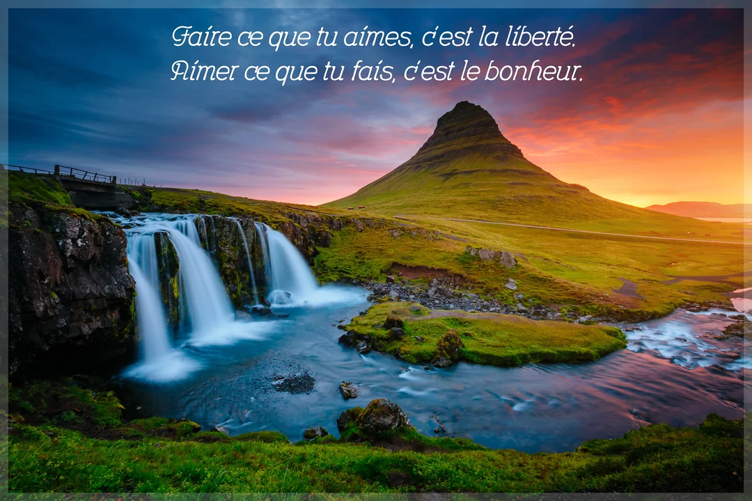 Paysage islandais au crépuscule avec la montagne Kirkjufell, une cascade au premier plan et une citation sur la liberté et le bonheur.