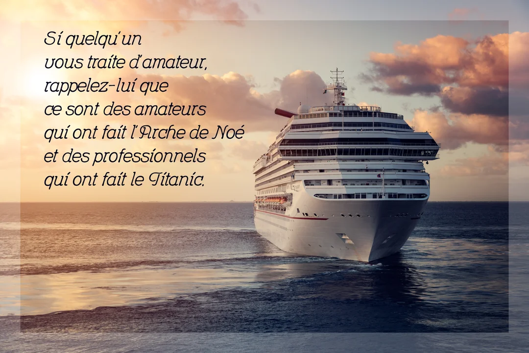 Un grand paquebot blanc navigue sur une mer calme au crépuscule, avec une citation inspirante superposée sur le côté gauche de la carte.
