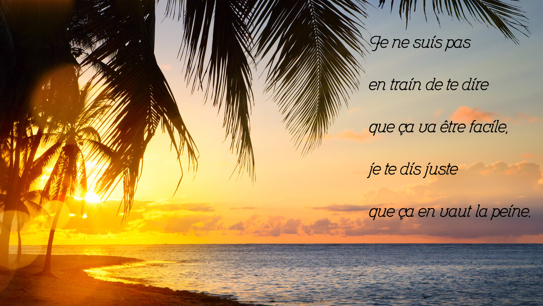 Un paysage de plage tropicale au crépuscule, avec une mer calme et des silhouettes de palmiers sous un ciel orangé et lumineux.