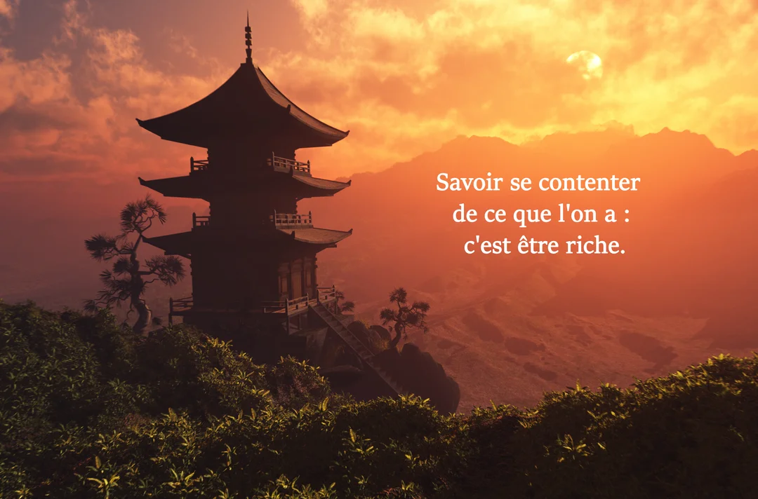 Une pagode asiatique se dessine en ombre chinoise devant un paysage montagneux baigné par la lumière dorée d'un soleil couchant.