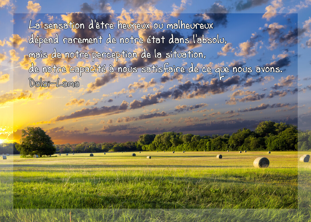 Un paysage de campagne au crépuscule avec des bottes de foin dans un champ, sous un ciel nuageux et une citation superposée.