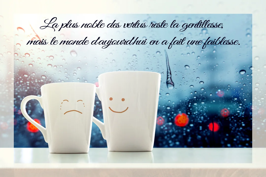 Deux mugs blancs, l'un avec un visage triste et l'autre souriant, posés devant une vitre couverte de gouttes de pluie.