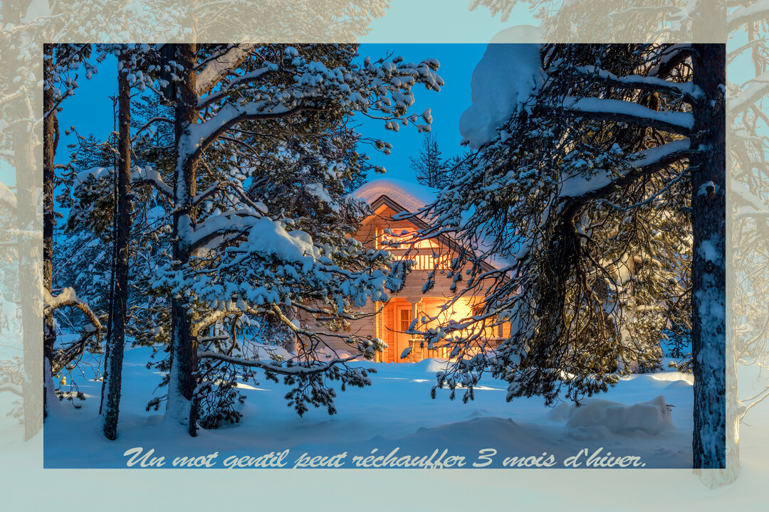Un chalet en bois illuminé, vu à travers des pins couverts de neige, sous un ciel bleu crépusculaire, avec une citation sur la gentillesse.