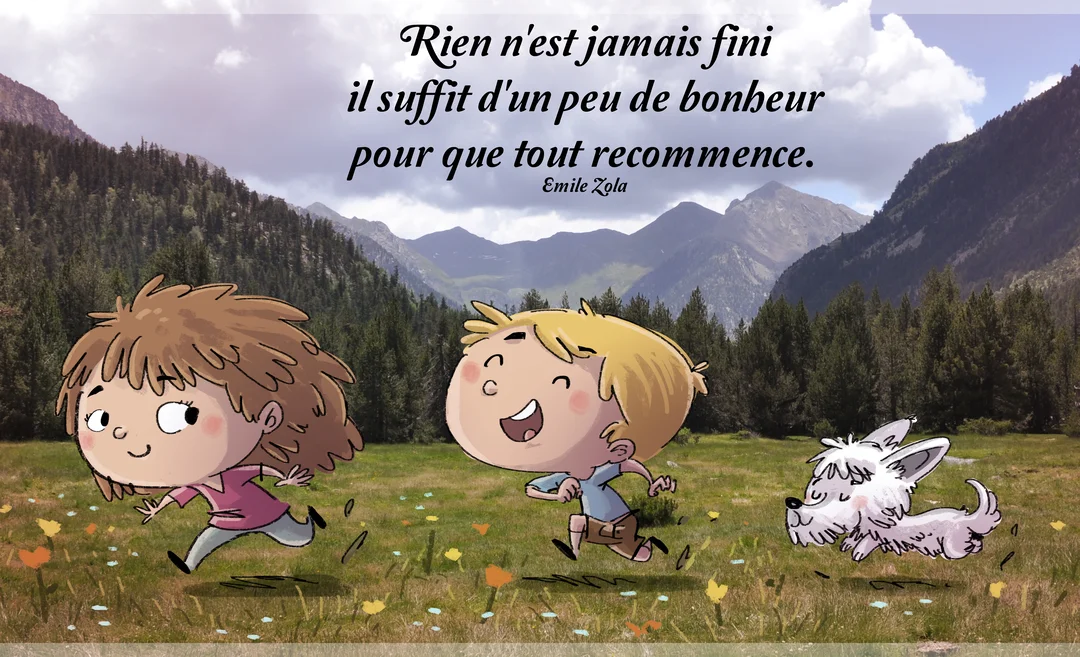 Deux enfants et un petit chien de style dessin animé courent joyeusement dans un pré fleuri devant un paysage de montagnes verdoyantes.