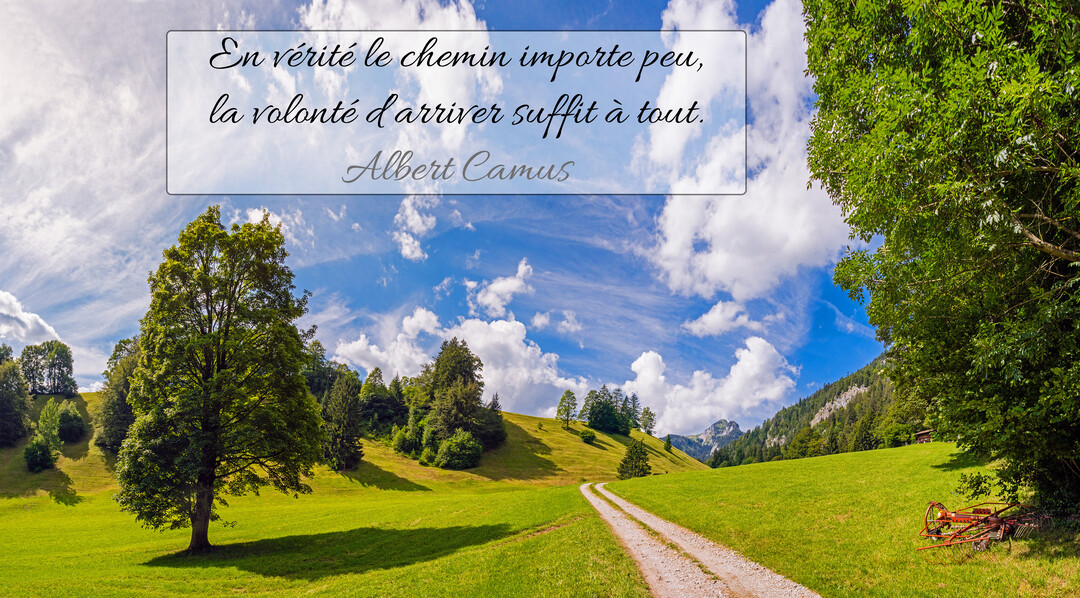 Un paysage verdoyant avec un chemin de terre sinueux sous un ciel bleu nuageux, illustrant une citation inspirante d'Albert Camus sur la volonté.