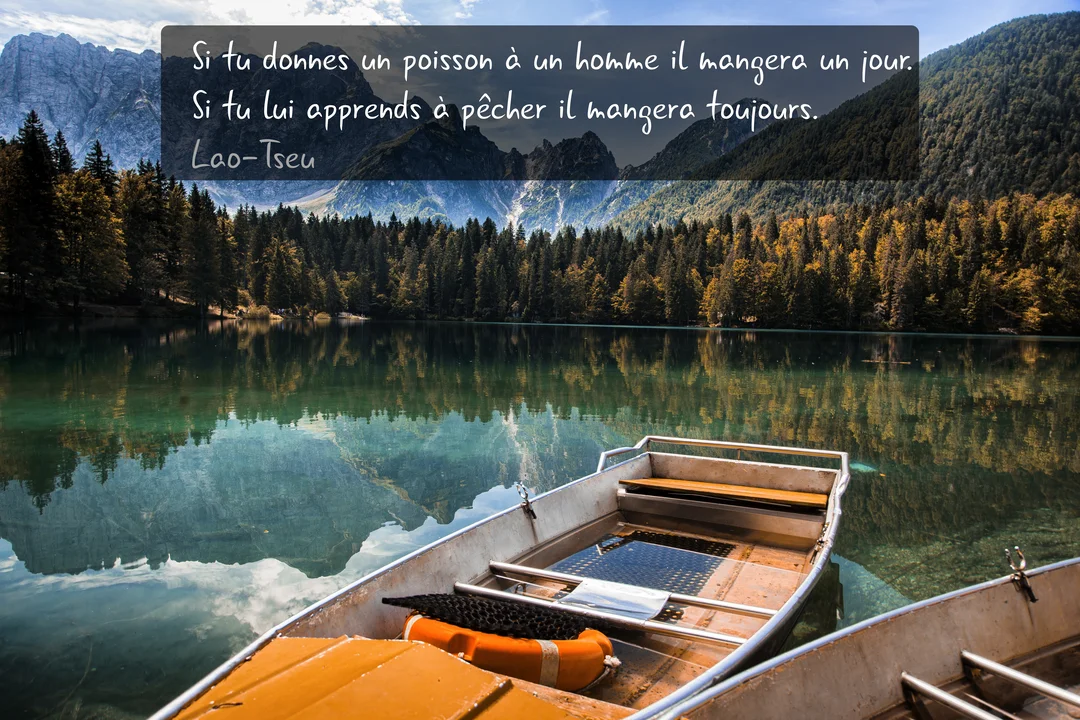 Deux barques à rames amarrées sur un lac de montagne cristallin, reflétant des sapins et des sommets sous un ciel nuageux.