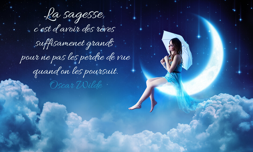 Dans un ciel nocturne et nuageux, une jeune femme est assise sur un croissant de lune lumineux, tenant un parapluie blanc.