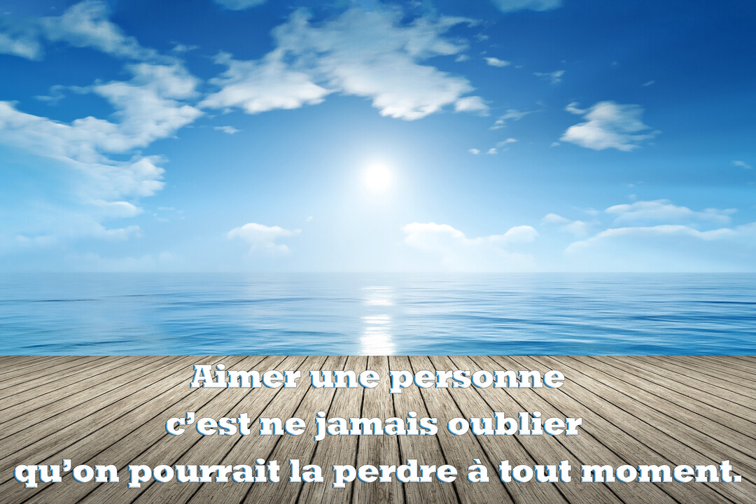 Vue depuis un ponton en bois sur une mer calme sous un ciel bleu ensoleillé, avec une citation philosophique superposée au premier plan.