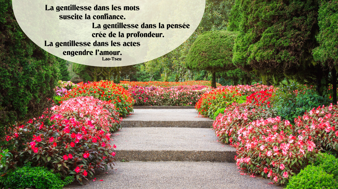 Une citation philosophique est affichée sur une photographie d'une allée en pierre traversant un jardin luxuriant aux parterres de fleurs rouges et roses.
