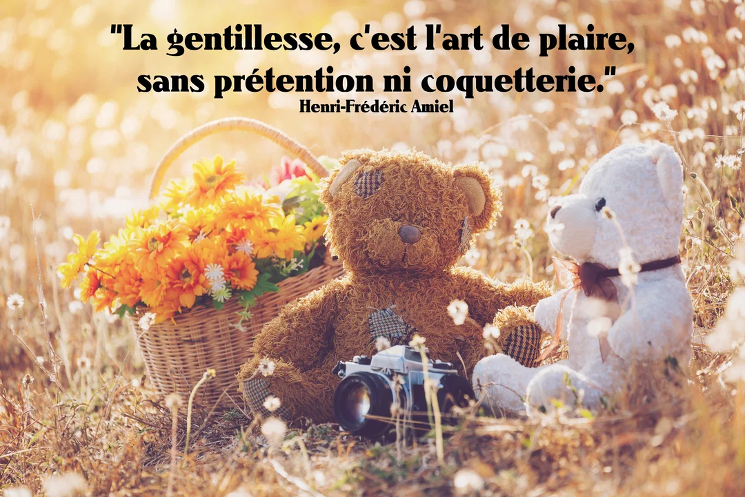 Deux oursons en peluche, un brun et un blanc, sont assis dans un pré ensoleillé à côté d'un panier de fleurs jaunes.