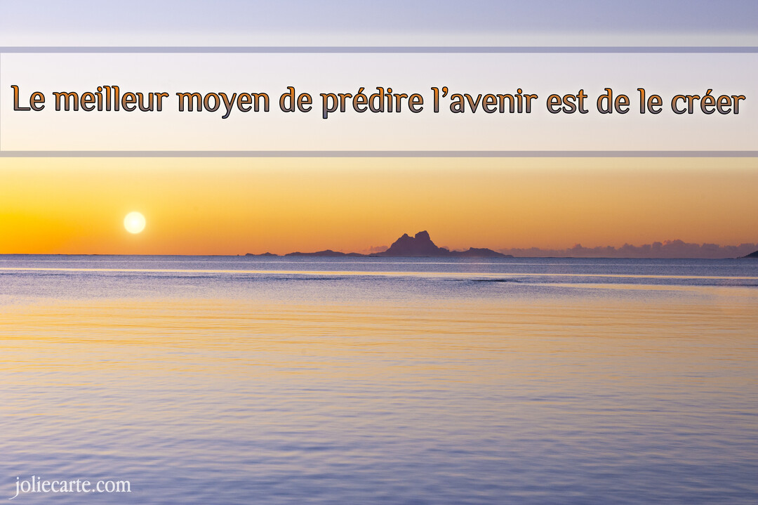 Un lever de soleil aux teintes orangées se reflète sur une mer calme, avec la silhouette d'une île se dessinant à l'horizon.