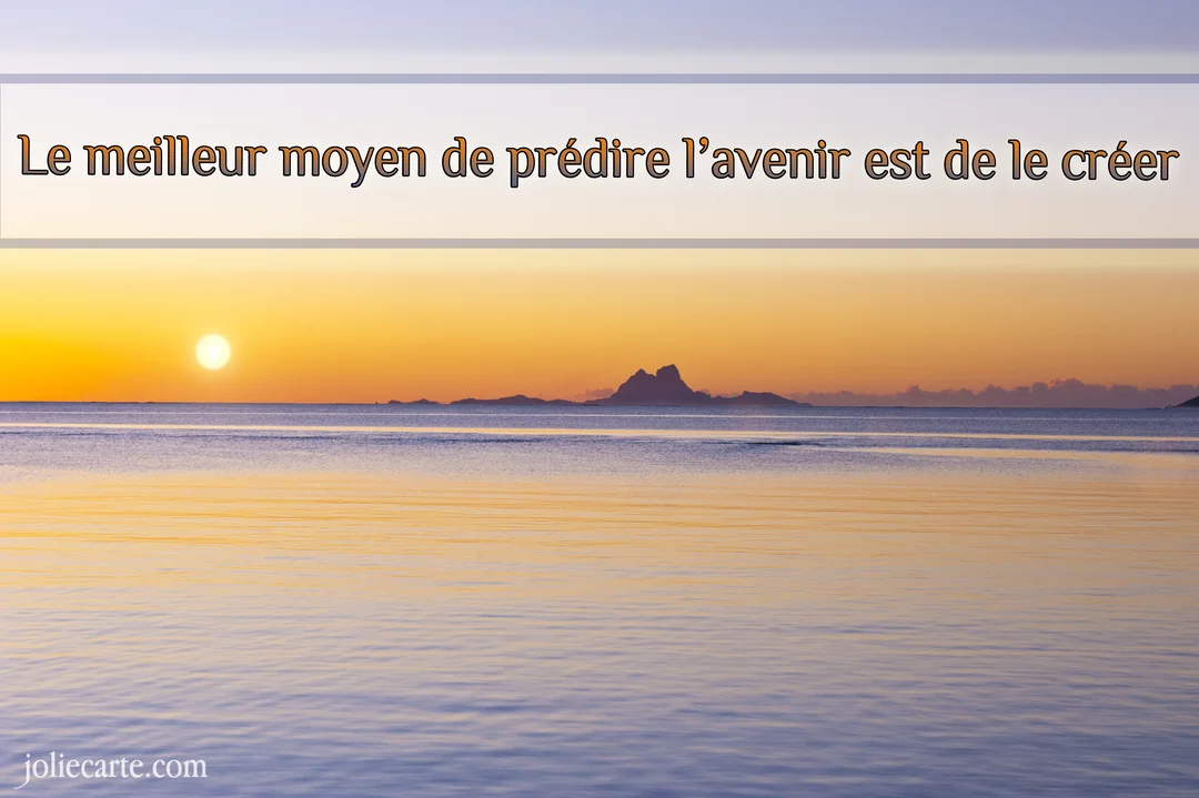 Un lever de soleil aux teintes orangées se reflète sur une mer calme, avec la silhouette d'une île se dessinant à l'horizon.