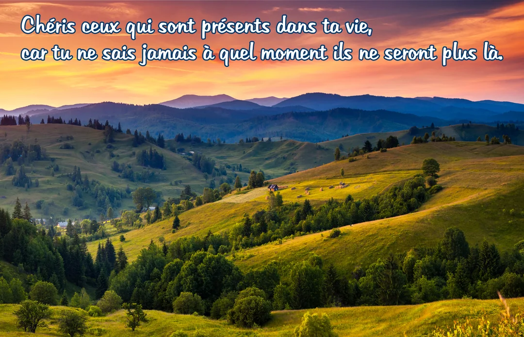 Paysage panoramique de collines verdoyantes et de montagnes lointaines sous un ciel de crépuscule orangé, avec un texte de citation superposé.