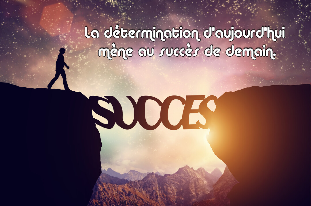 Silhouette d'un homme marchant sur le mot 'SUCCÈS' qui forme un pont entre deux falaises, sous un ciel étoilé et au-dessus de montagnes.