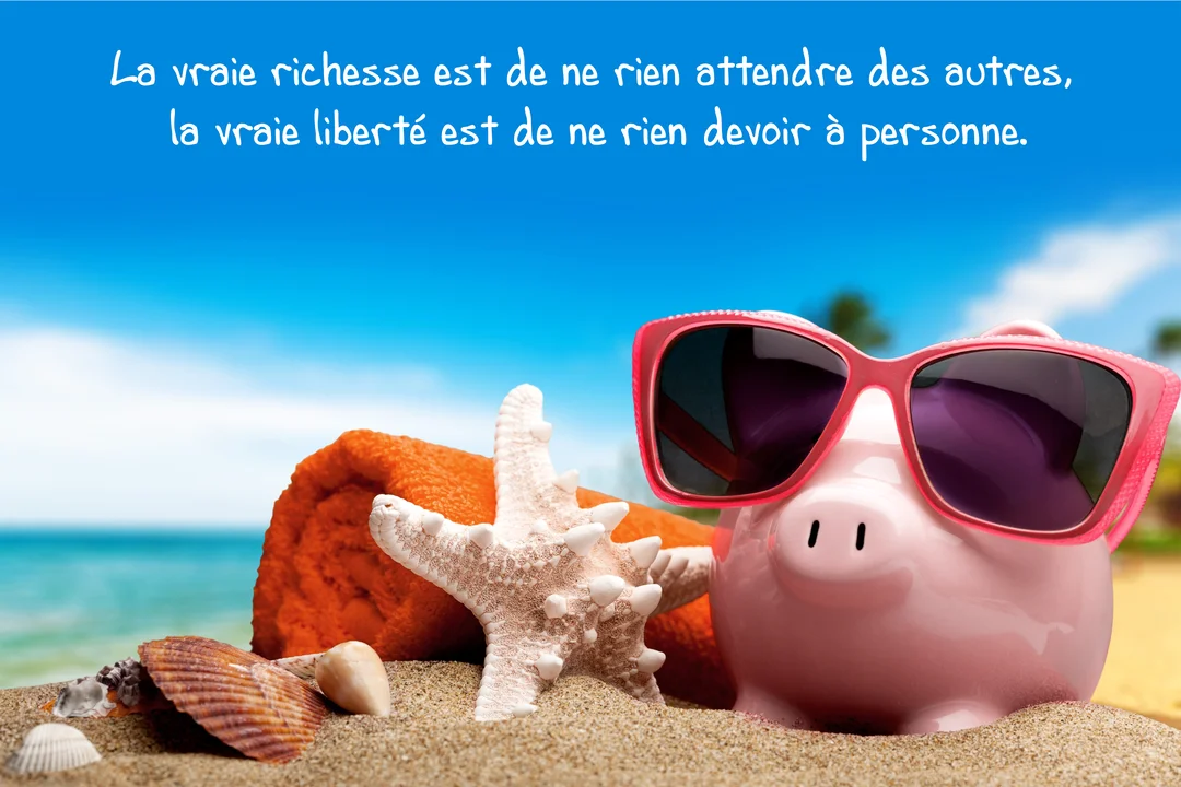 Une tirelire-cochon rose portant des lunettes de soleil est posée sur le sable d'une plage, à côté d'une étoile de mer et d'une serviette.