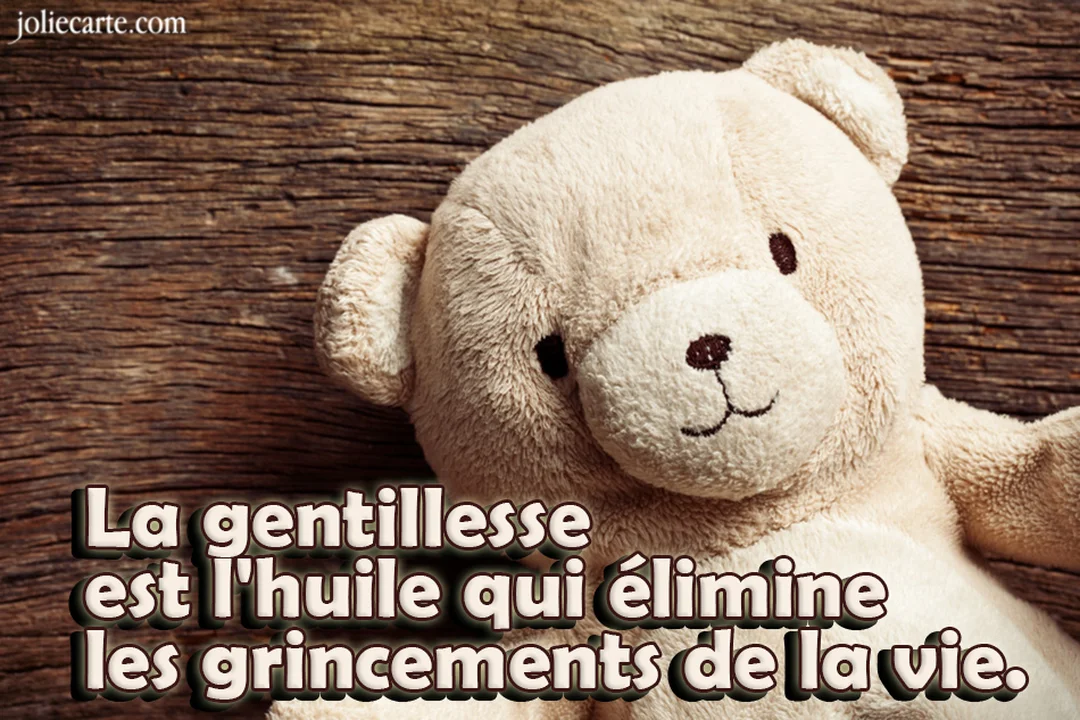 Un ours en peluche beige, au sourire doux, est allongé sur une surface en bois sombre et texturé, regardant vers le spectateur.