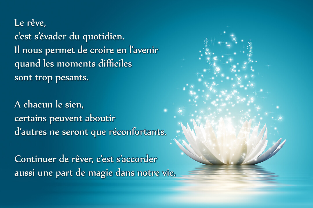 Une fleur de lotus blanche flotte sur l'eau devant un fond bleu, avec des étincelles de lumière s'élevant de ses pétales.