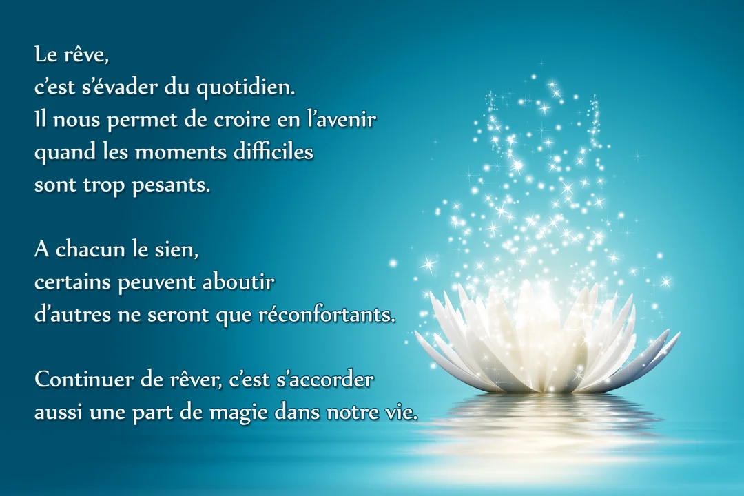 Une fleur de lotus blanche flotte sur l'eau devant un fond bleu, avec des étincelles de lumière s'élevant de ses pétales.