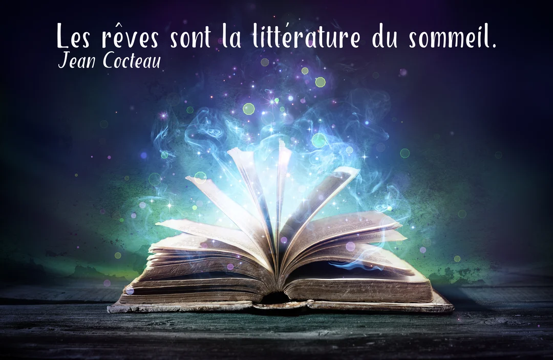 Sur un fond nocturne, un vieux livre ouvert irradie une fumée bleutée et des étincelles, illustrant une citation sur les rêves.