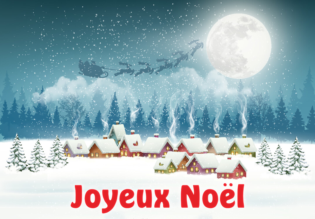 Dans un paysage nocturne enneigé, le Père Noël et ses rennes survolent un village illuminé, sous une grande lune brillante.