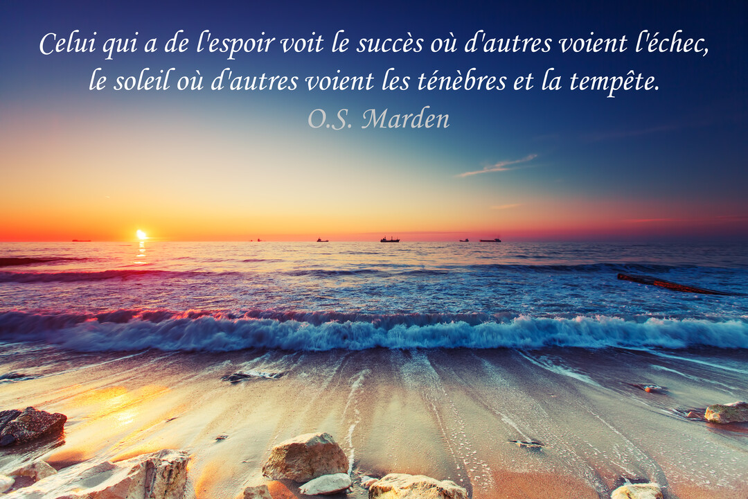 Un paysage marin au coucher du soleil avec une citation sur l'espoir écrite dans un ciel coloré en orange et bleu au-dessus des vagues.