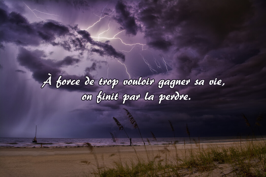 Un paysage marin nocturne avec une plage et des dunes, sous un ciel dramatique violet rempli de nuages sombres et zébré d'éclairs.