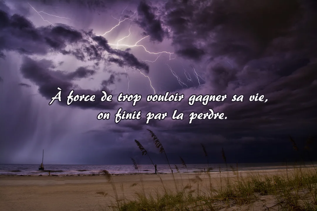 Un paysage marin nocturne avec une plage et des dunes, sous un ciel dramatique violet rempli de nuages sombres et zébré d'éclairs.