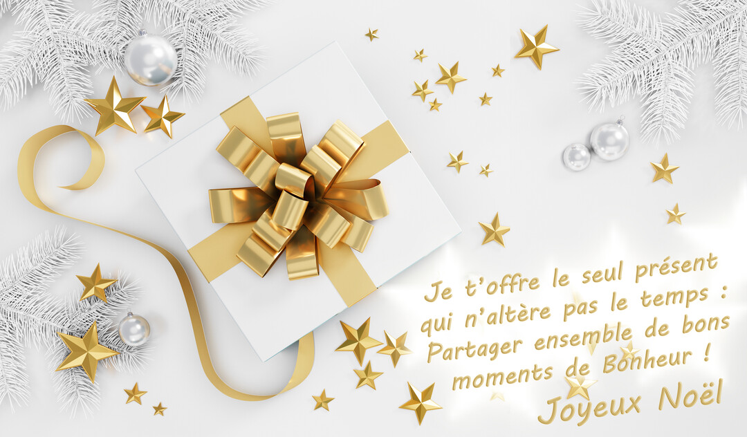 Vue de dessus d'un coffret cadeau blanc à ruban doré, entouré d'étoiles, de branches de sapin blanches et de boules de Noël.