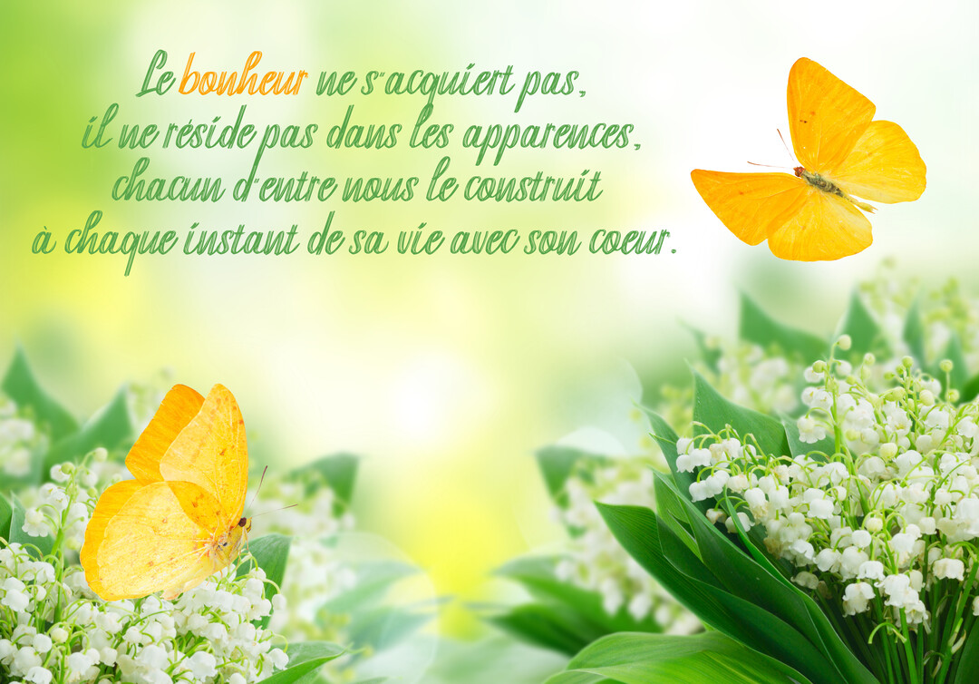Une citation philosophique sur le bonheur est calligraphiée en vert sur un fond naturel flouté, accompagnée de papillons jaunes et de muguet.