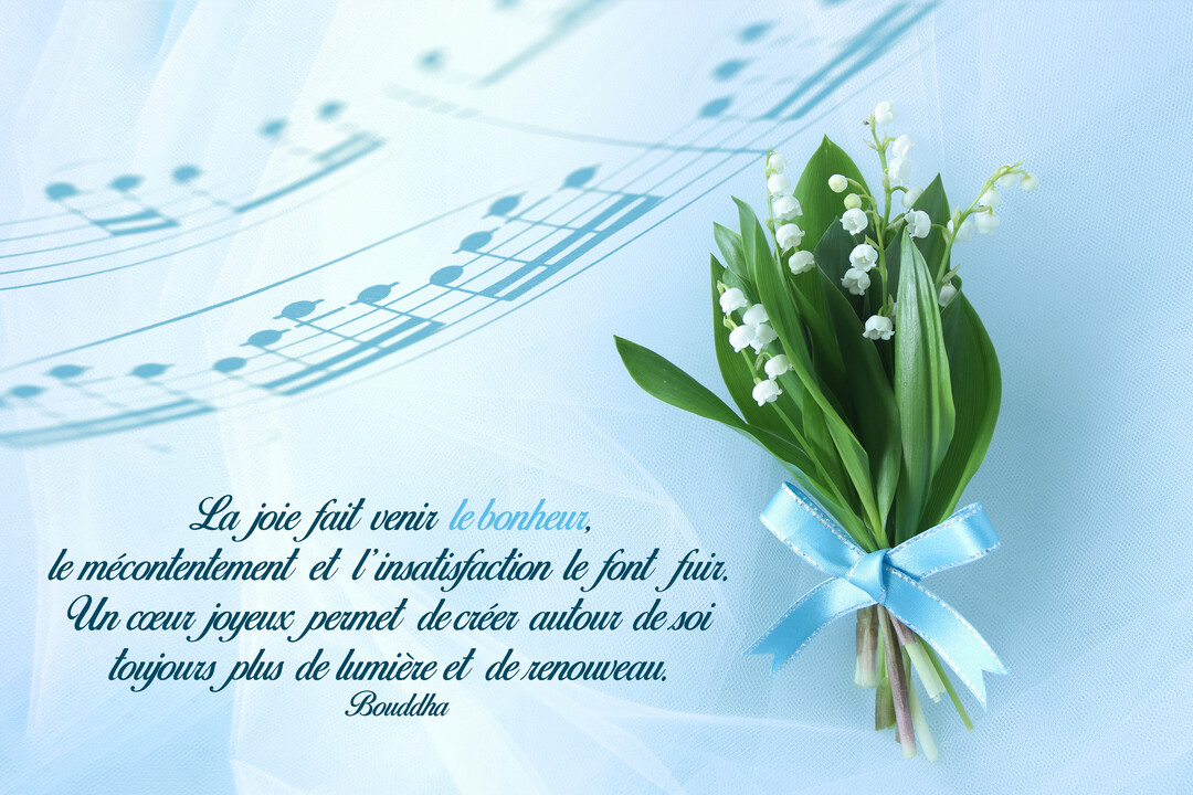 Un petit bouquet de muguet blanc et vert, noué d'un ruban bleu, repose sur un fond bleu pâle orné de notes de musique.