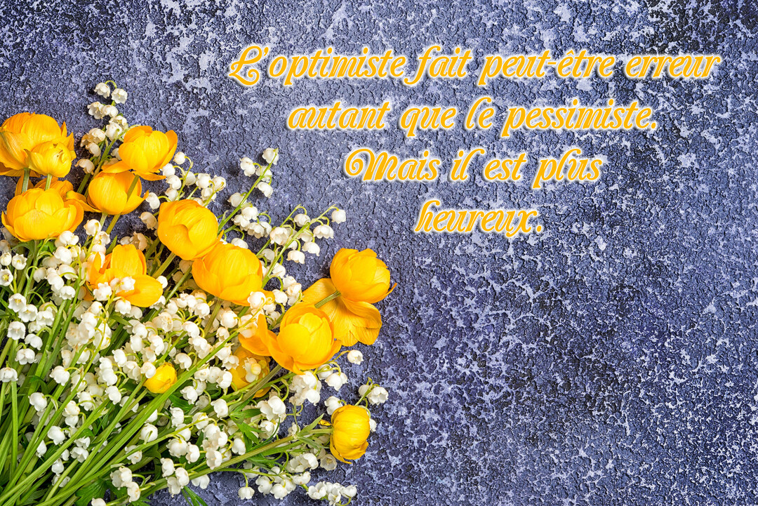 Un bouquet de fleurs, composé de renoncules jaunes et de muguet blanc, est posé sur une surface texturée gris foncé avec une citation.