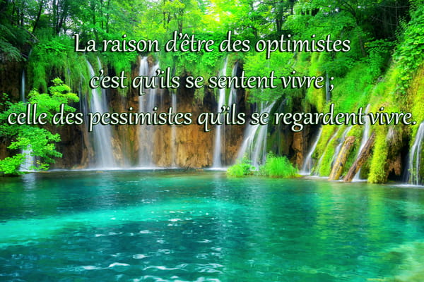 Jolie carte avec une citation sur l'optimisme sur fond de paysage de cascades luxuriantes et d'un lac aux eaux turquoise.