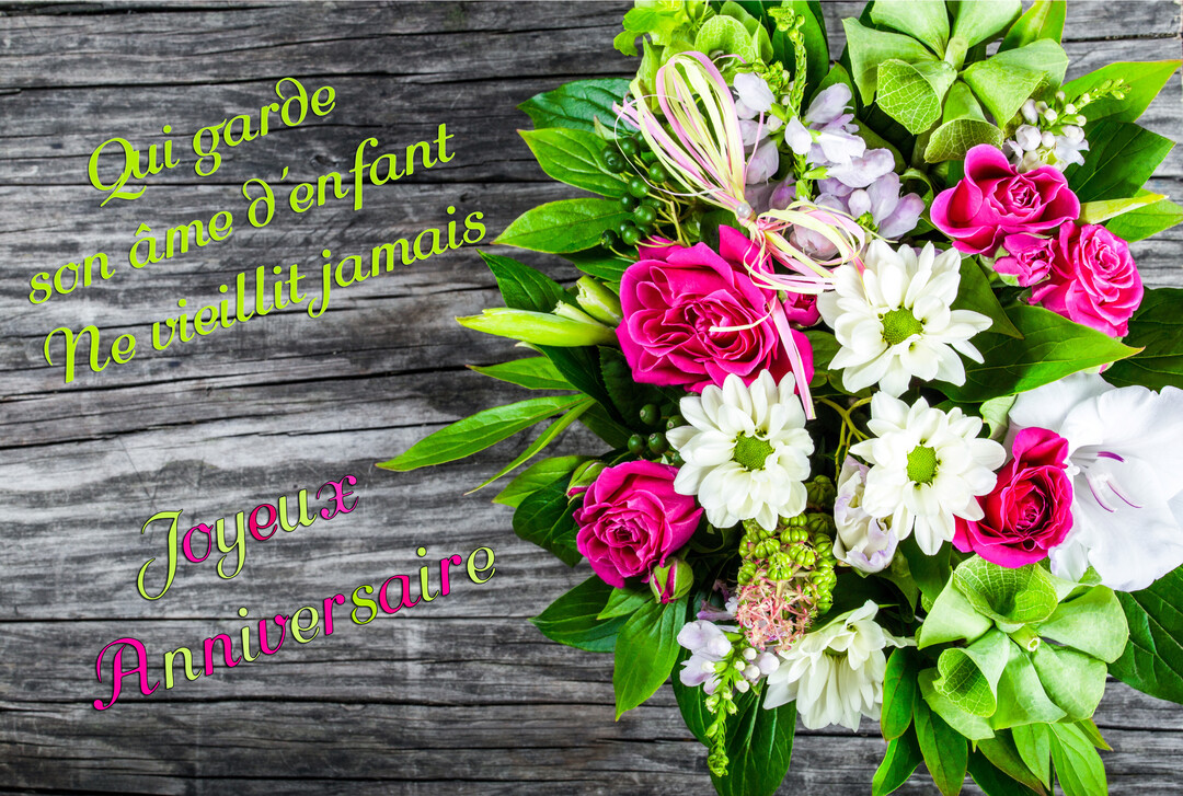 Un bouquet de fleurs colorées, avec des roses fuchsia et des chrysanthèmes blancs, est posé sur un fond en lattes de bois rustique.