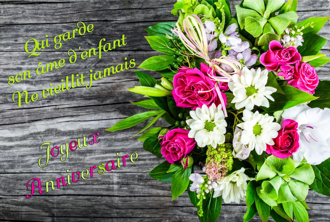 Un bouquet de fleurs colorées, avec des roses fuchsia et des chrysanthèmes blancs, est posé sur un fond en lattes de bois rustique.